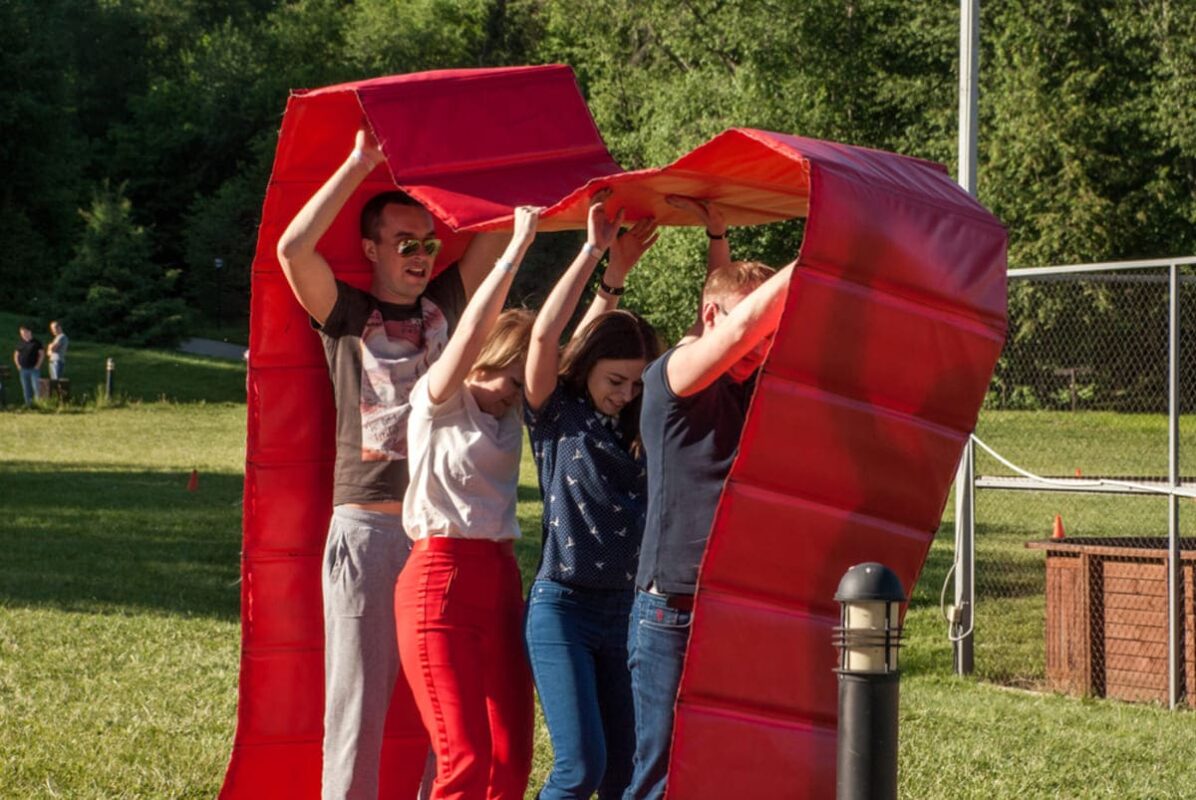 grup care desfășoară activități de teambuilding în aer liber 