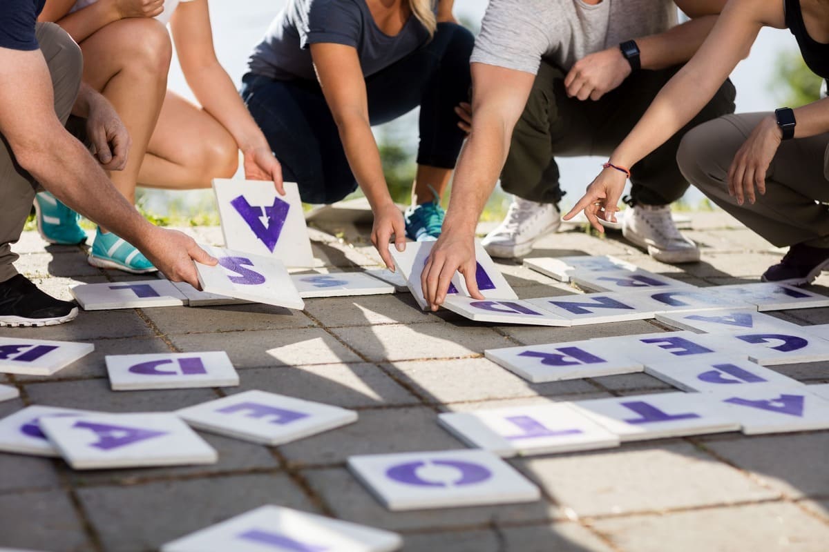 activitate outdoor de teambuilding cu joc de puzzle și colaborare între colegi