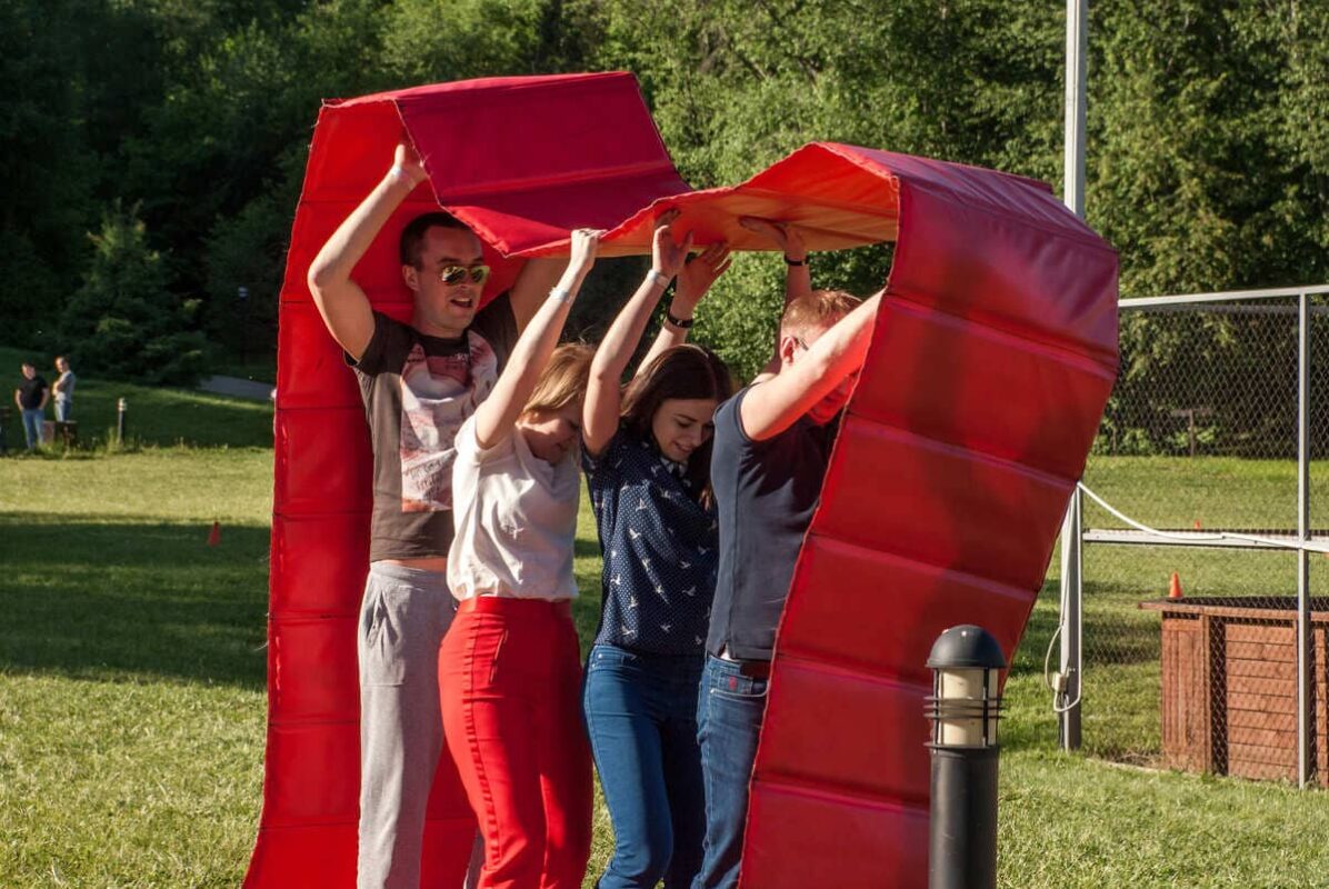 Activitate de team building în aer liber care consolidează colaborarea în echipă