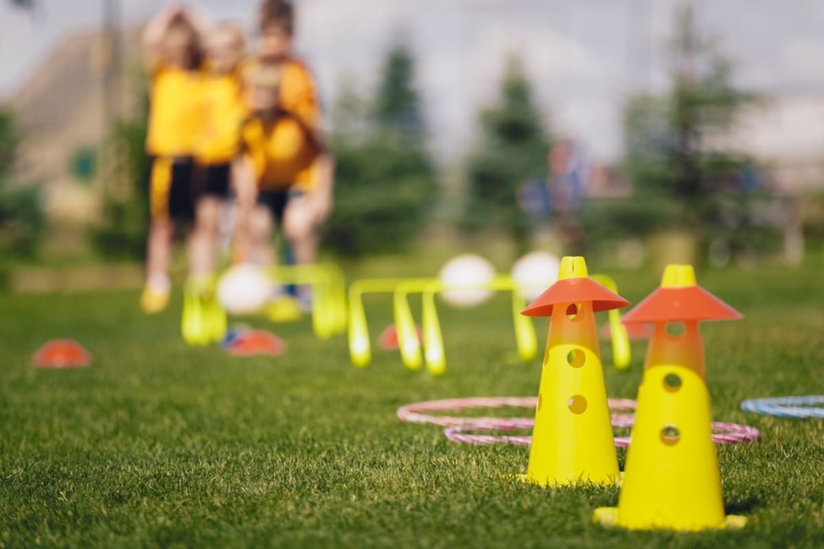 o echipă participând la o cursă cu obstacole