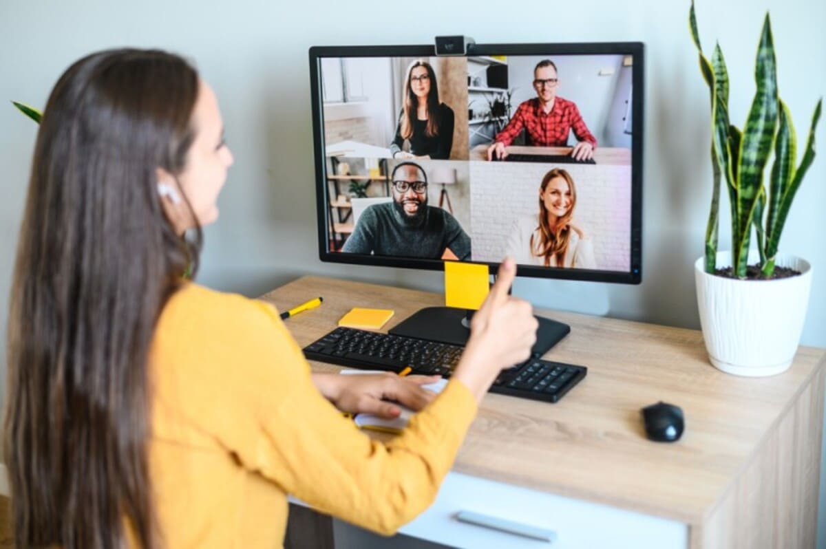 Echipă remote participând la un joc de spargere a gheții online
