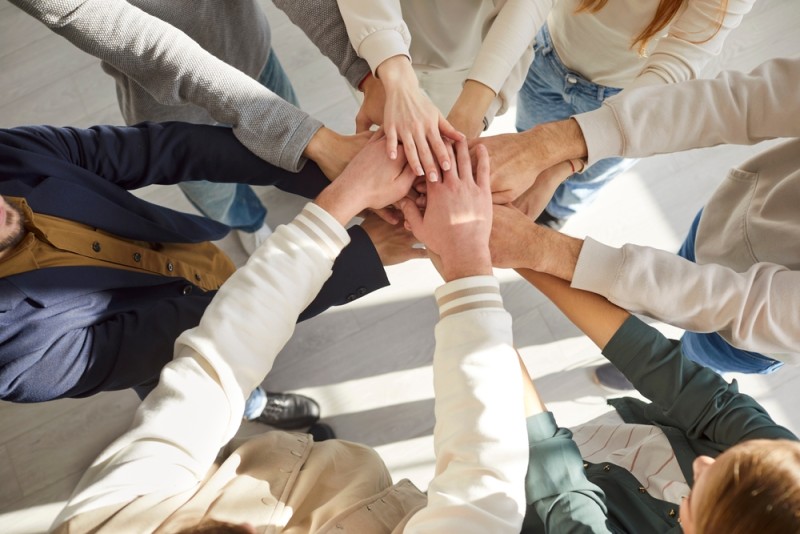 Echipa unita, lucrand impreuna la o sarcina