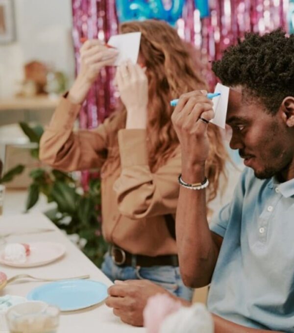 Oameni participând la jocuri de spargere a gheții