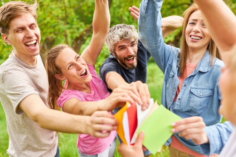 Persoana alegand jocuri de teambuilding dintr-o lista