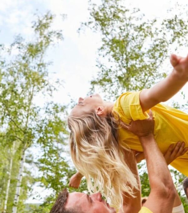 oameni care participă la diferite jocuri de team building