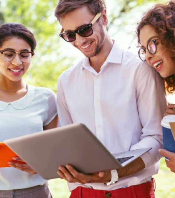 Un grup de oameni participand la un teambuilding digital