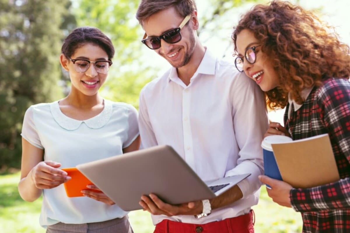 Un grup de oameni participand la un teambuilding digital